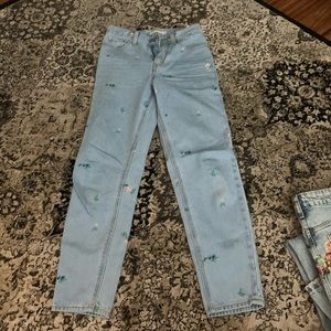 Embroidered Levi’s mom jeans